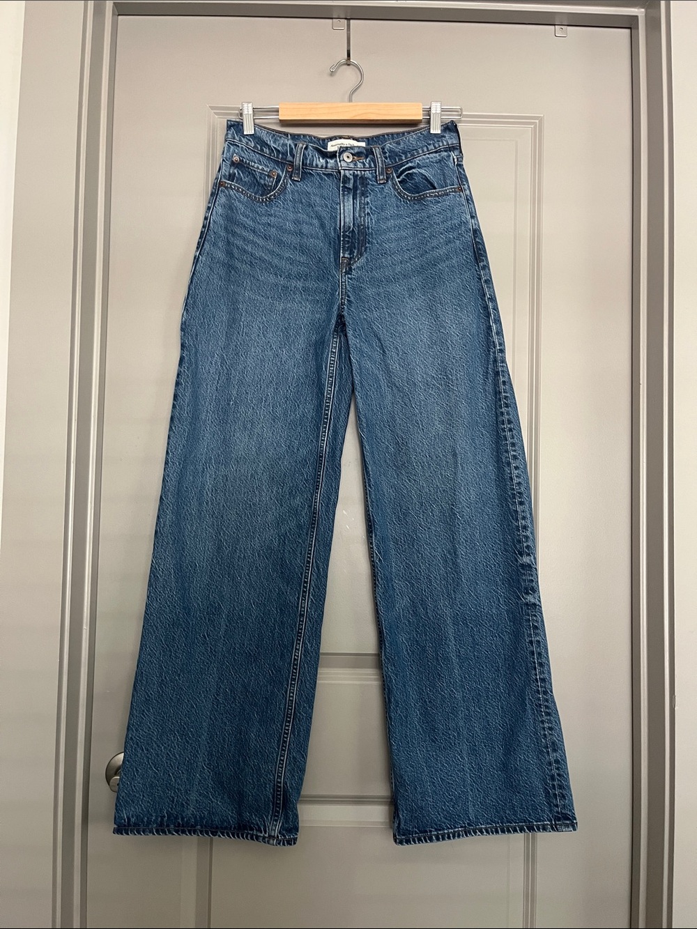 Abercrombie & Fitch High Rise Wide Leg Jeans in Medium Blue 26 Long